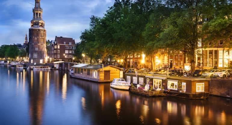 hausboot im Kanal in Amsterdam
